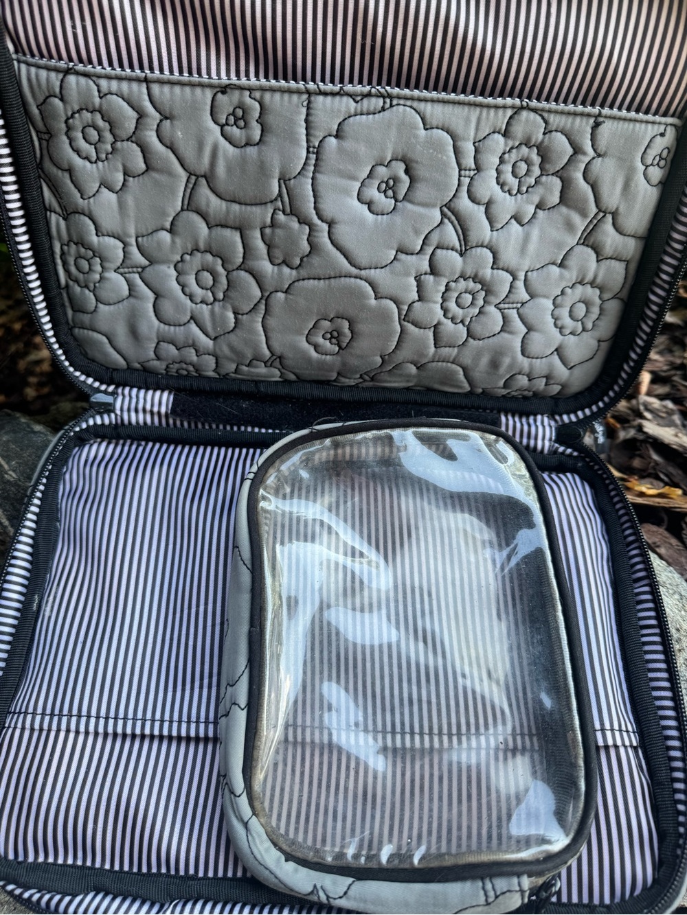 thirty-one Gray and Black Quilted Floral Organizer Bag - Picture 5 of 6